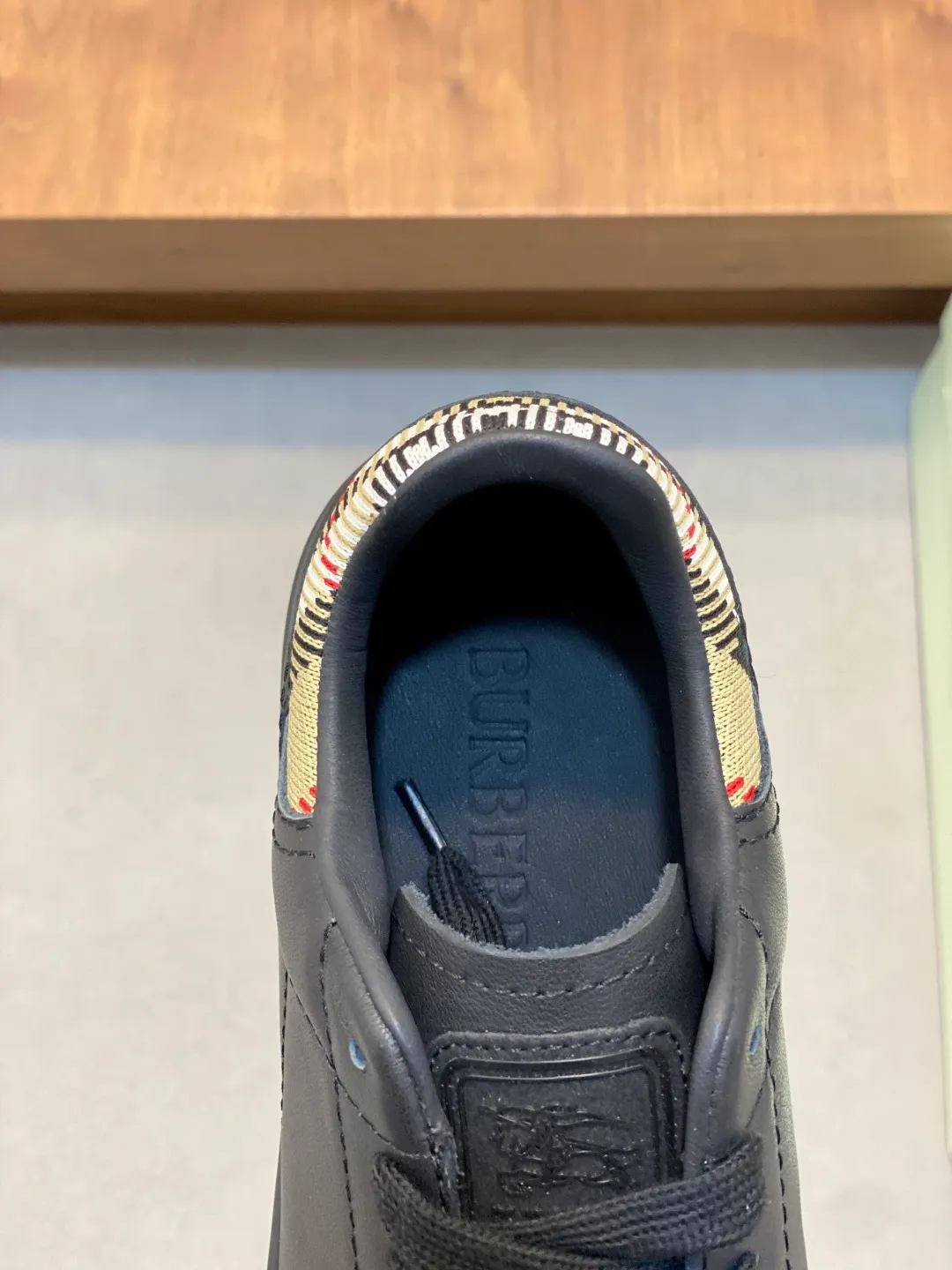 Men's Men's Shoes💰400【New Style】🐑🐑𝐁𝐔𝐑𝐁𝐄𝐑𝐑𝐘# Burberry's new war horse plaid casual sneakers, new terrace casual sneakers·Burberry's classic elements, super comfortable shoes··Knight blue anti-slip soles Finally I saw the latest diagonal plaid sneakers, the color is really nice and can be worn with any kind of sneakers. The sneakers are made of cotton blended fabric. Crafted in an Italian workshop, it features a worsted Burberry check pattern. Featuring a mesh lining and checkered laces, the rubber sole features the archive Burberry monogram. From Burberry's iconic collection, these wardrobe staples are interpreted with the brand's signature style. The round toe and tongue are embellished with the Equestrian Knight logo (EKD) label, leather insole, and the sole is embellished with the Burberry letter logo size: 38-44 (customized for 45 and 46)